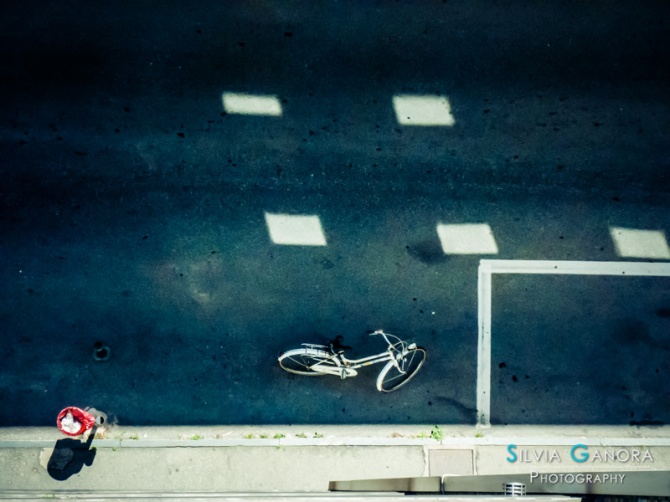 White bicycle, red garbage bin - ©Silvia Ganora Photography